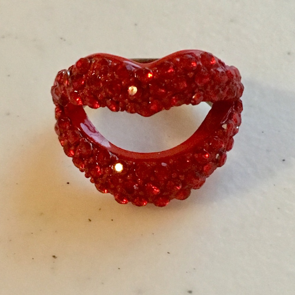 Pucker kiss ring